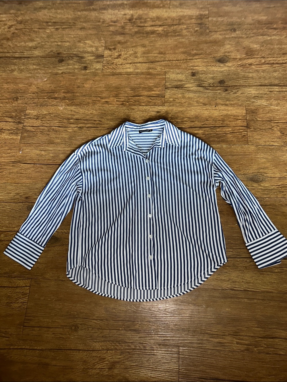 Emerson Lang Button Down Top Womens Medium Navy White
Striped Long Sleeves